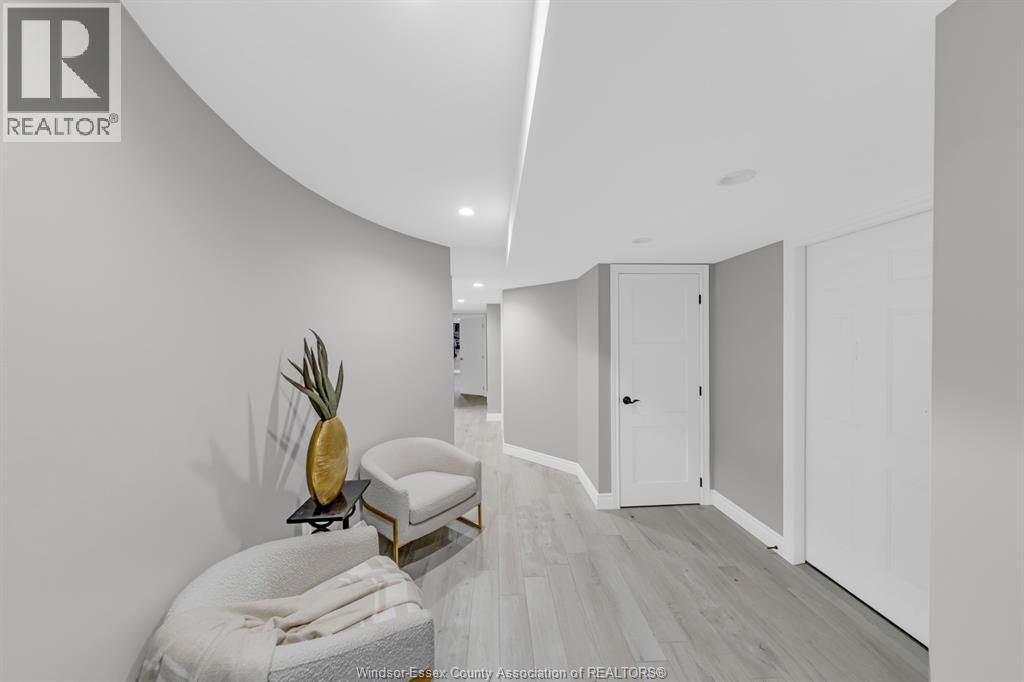 1060 WOODLAND CRESCENT - 40