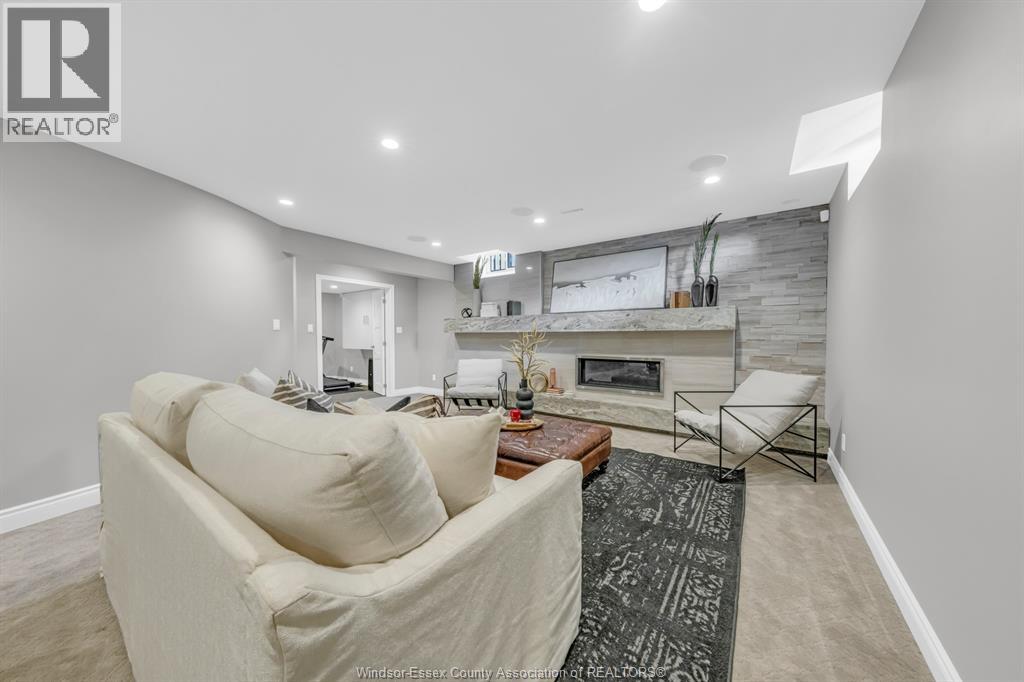 1060 WOODLAND CRESCENT - 35