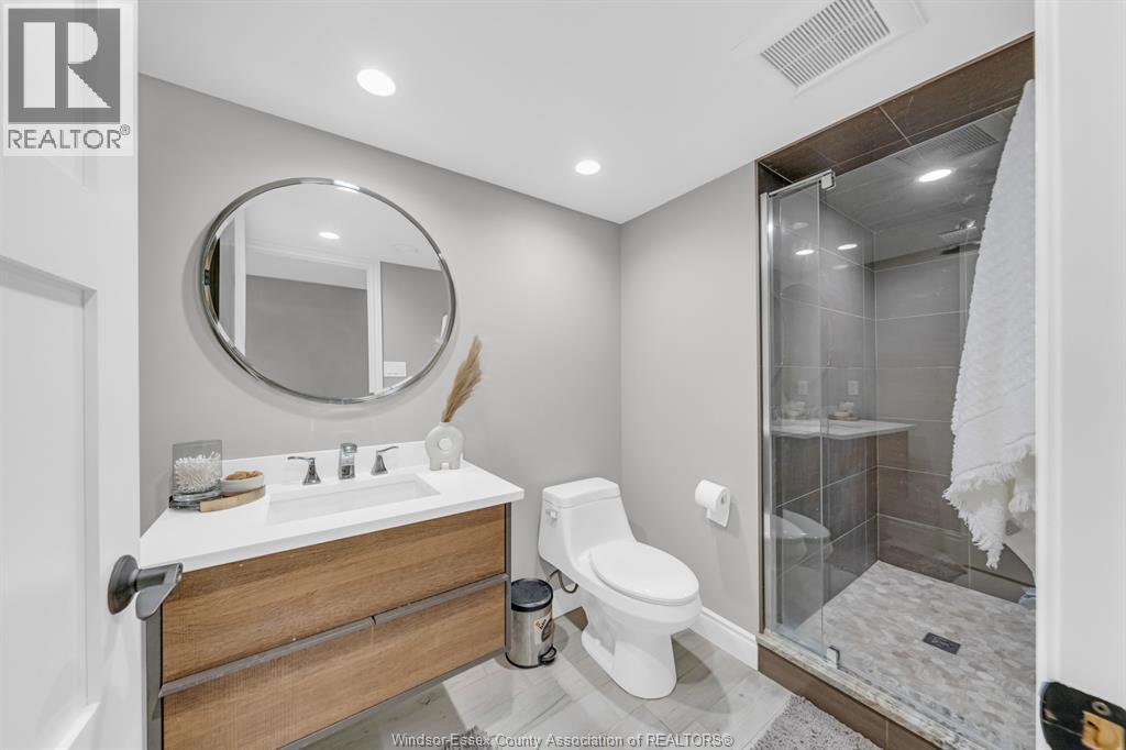 1060 WOODLAND CRESCENT - 43