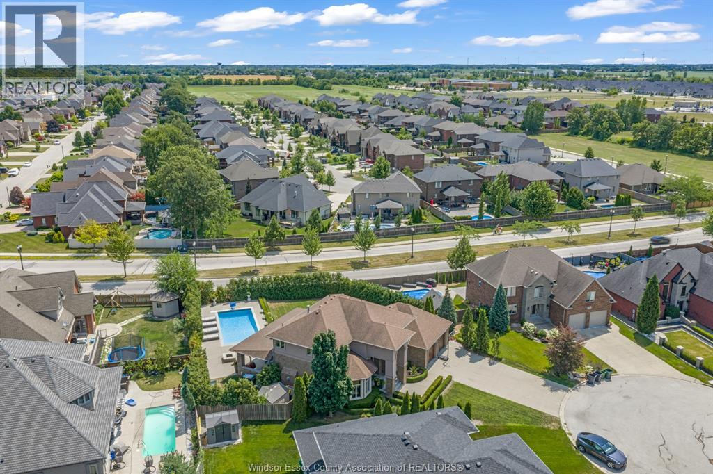 1060 WOODLAND CRESCENT - 47