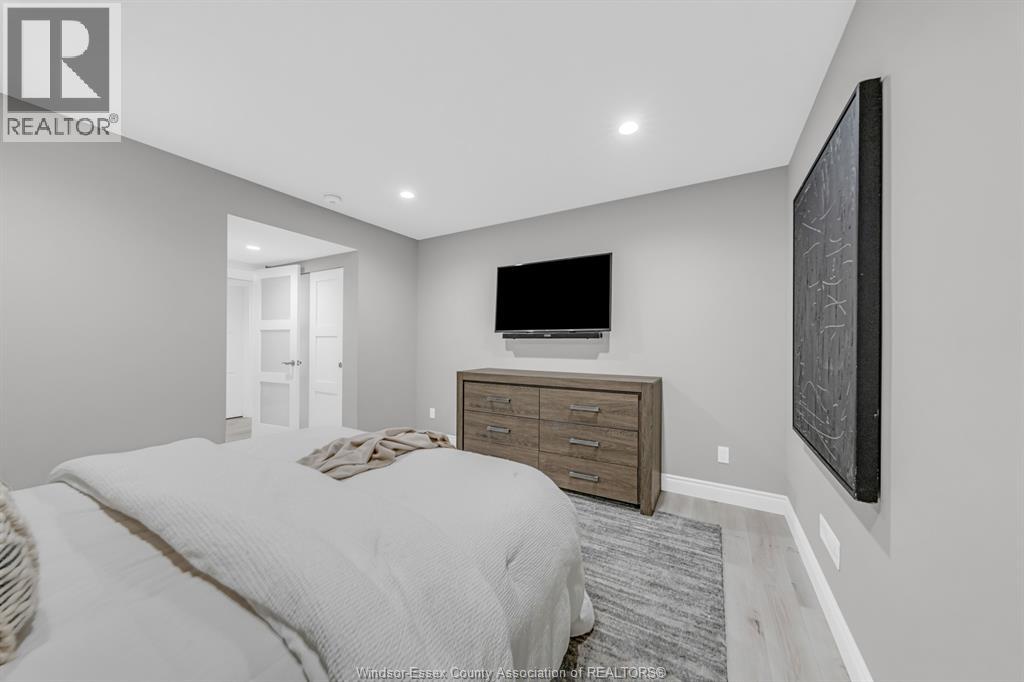 1060 WOODLAND CRESCENT - 46