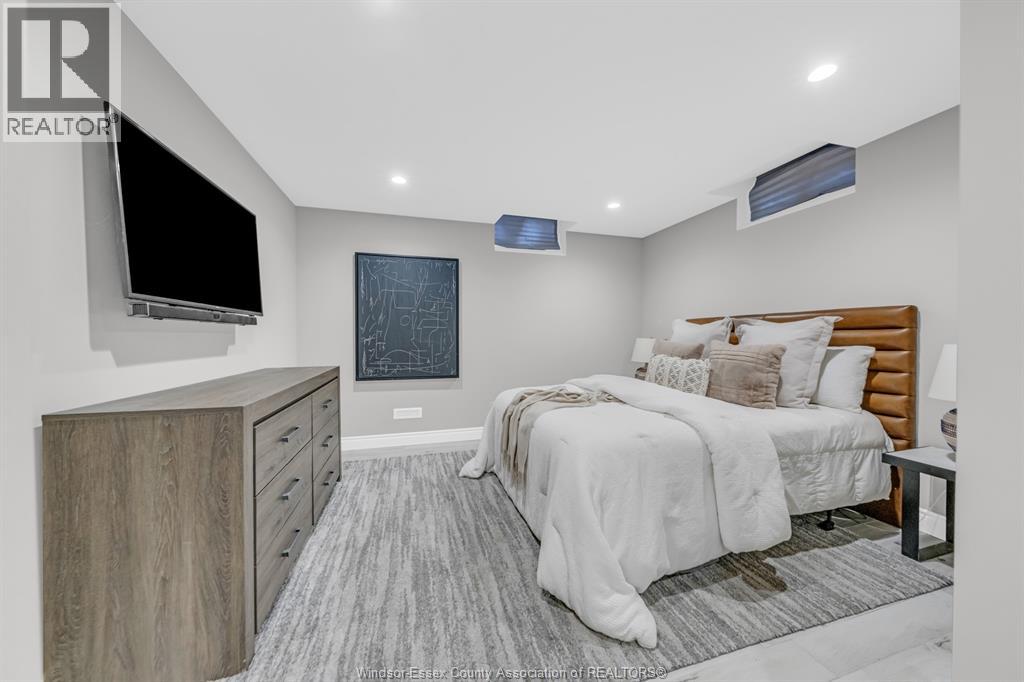 1060 WOODLAND CRESCENT - 45