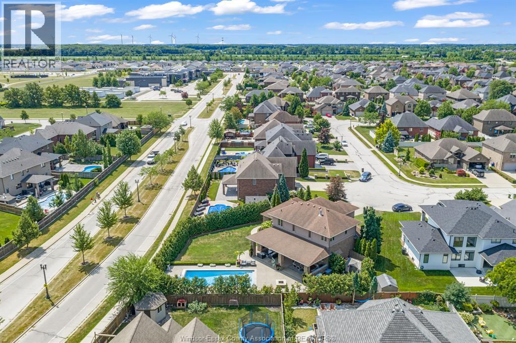 1060 WOODLAND CRESCENT - 48