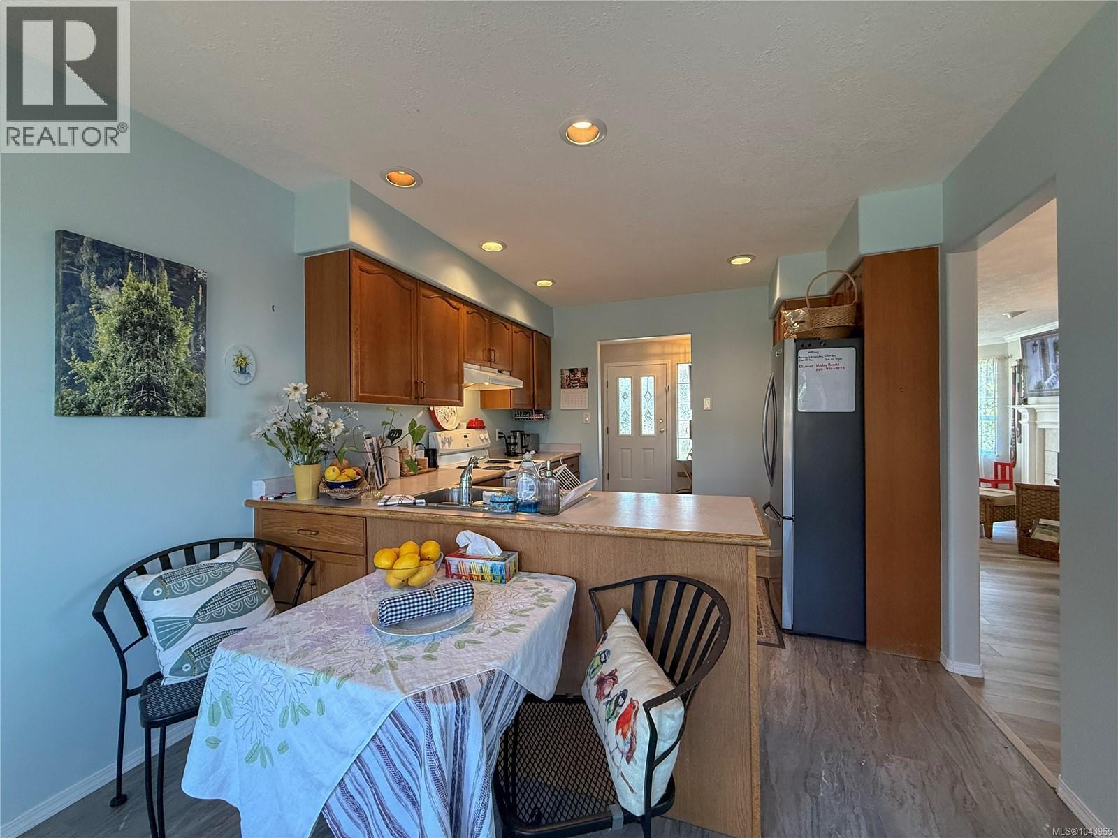 688 Albatross Cres - 16