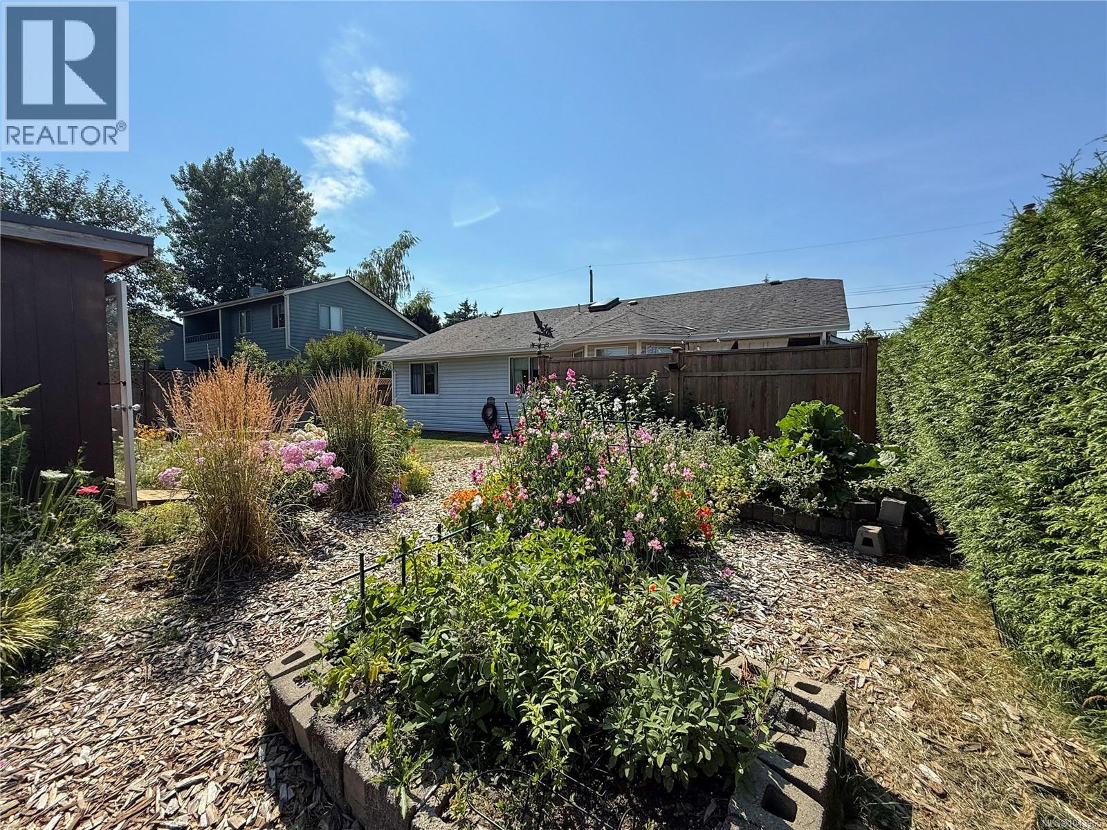 688 Albatross Cres - 36