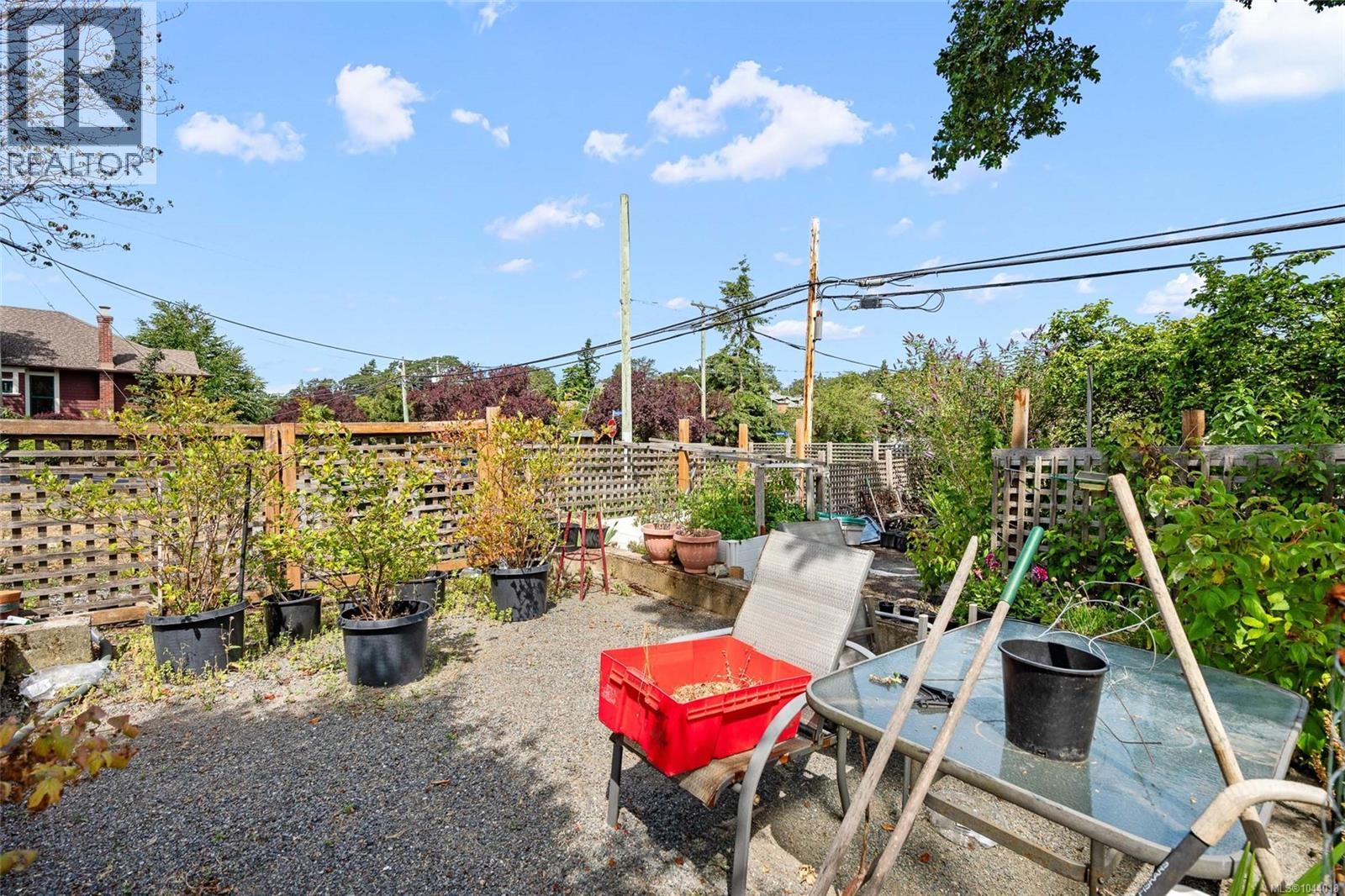 1439 Haultain St - 34