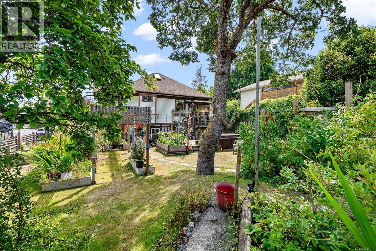1439 Haultain St - 39