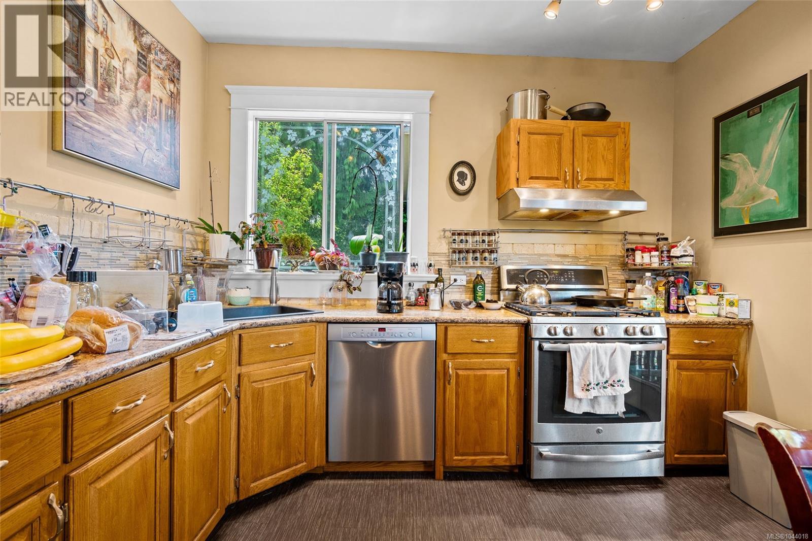 1439 Haultain St - 8