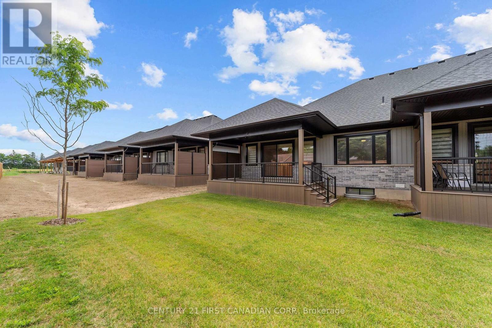 #11 32 POSTMA CRESCENT - 2
