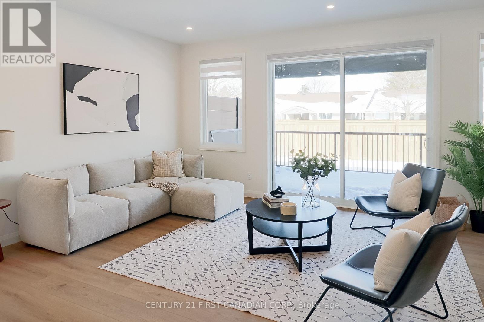 #11 32 POSTMA CRESCENT - 21