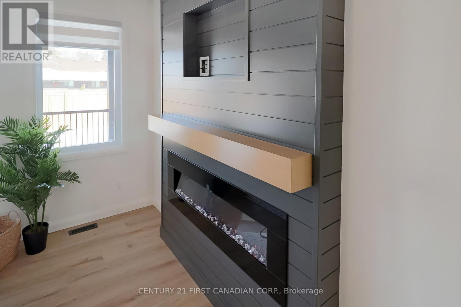 #11 32 POSTMA CRESCENT - 23