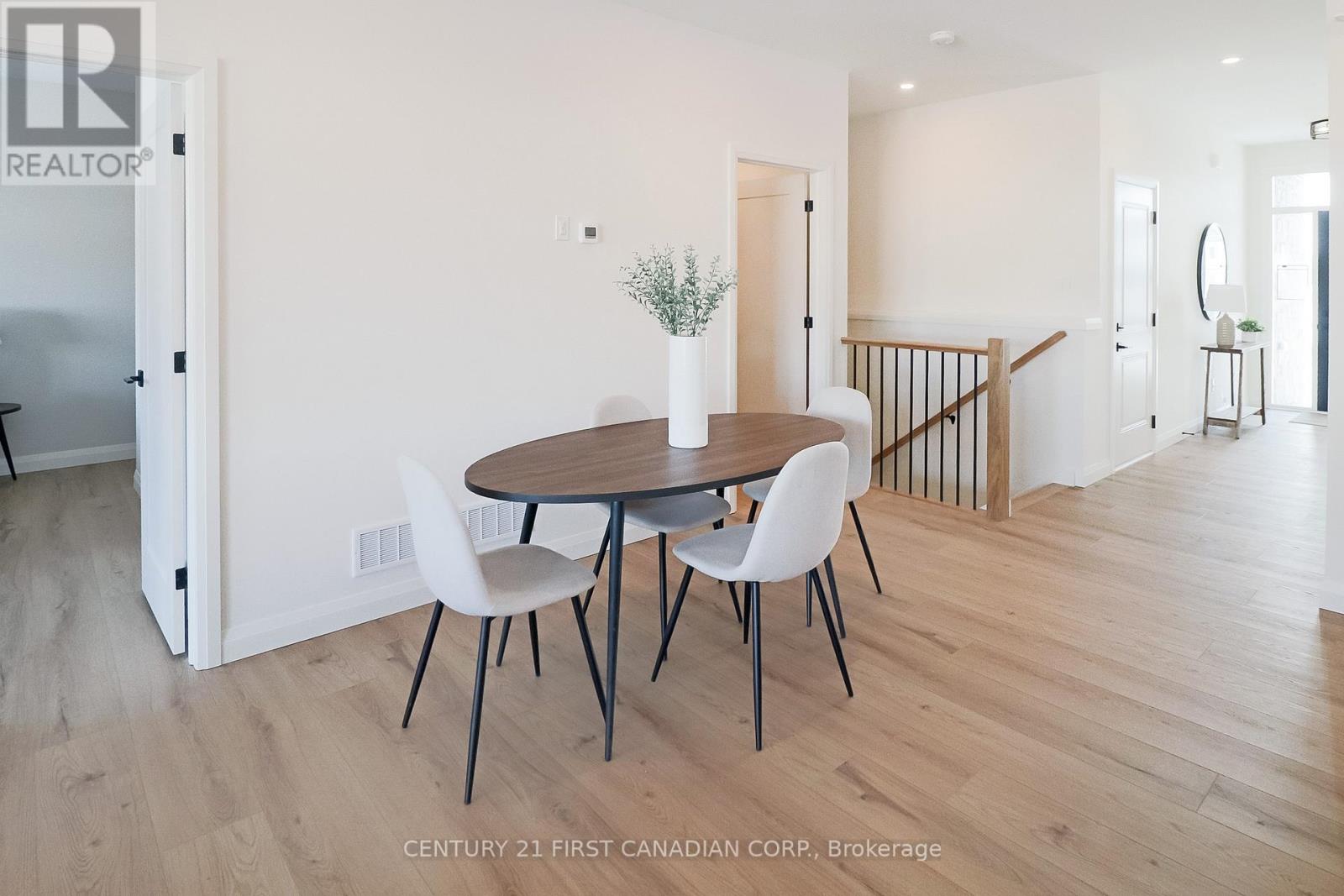 #11 32 POSTMA CRESCENT - 24