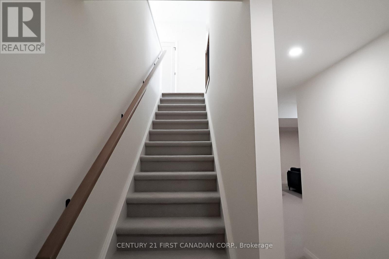 #11 32 POSTMA CRESCENT - 32