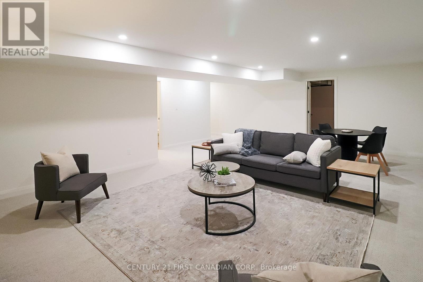 #11 32 POSTMA CRESCENT - 35