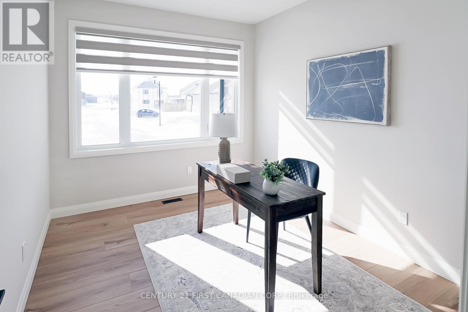 #11 32 POSTMA CRESCENT - 6