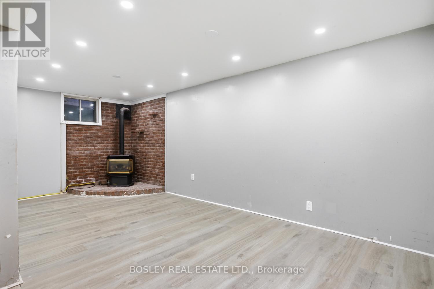 32A CROSSLEY DRIVE - 25