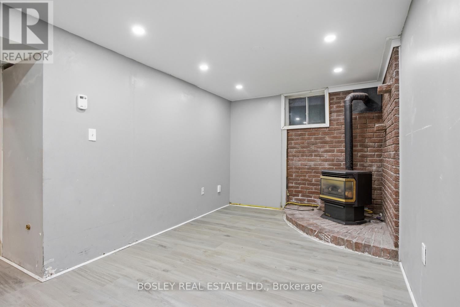 32A CROSSLEY DRIVE - 26