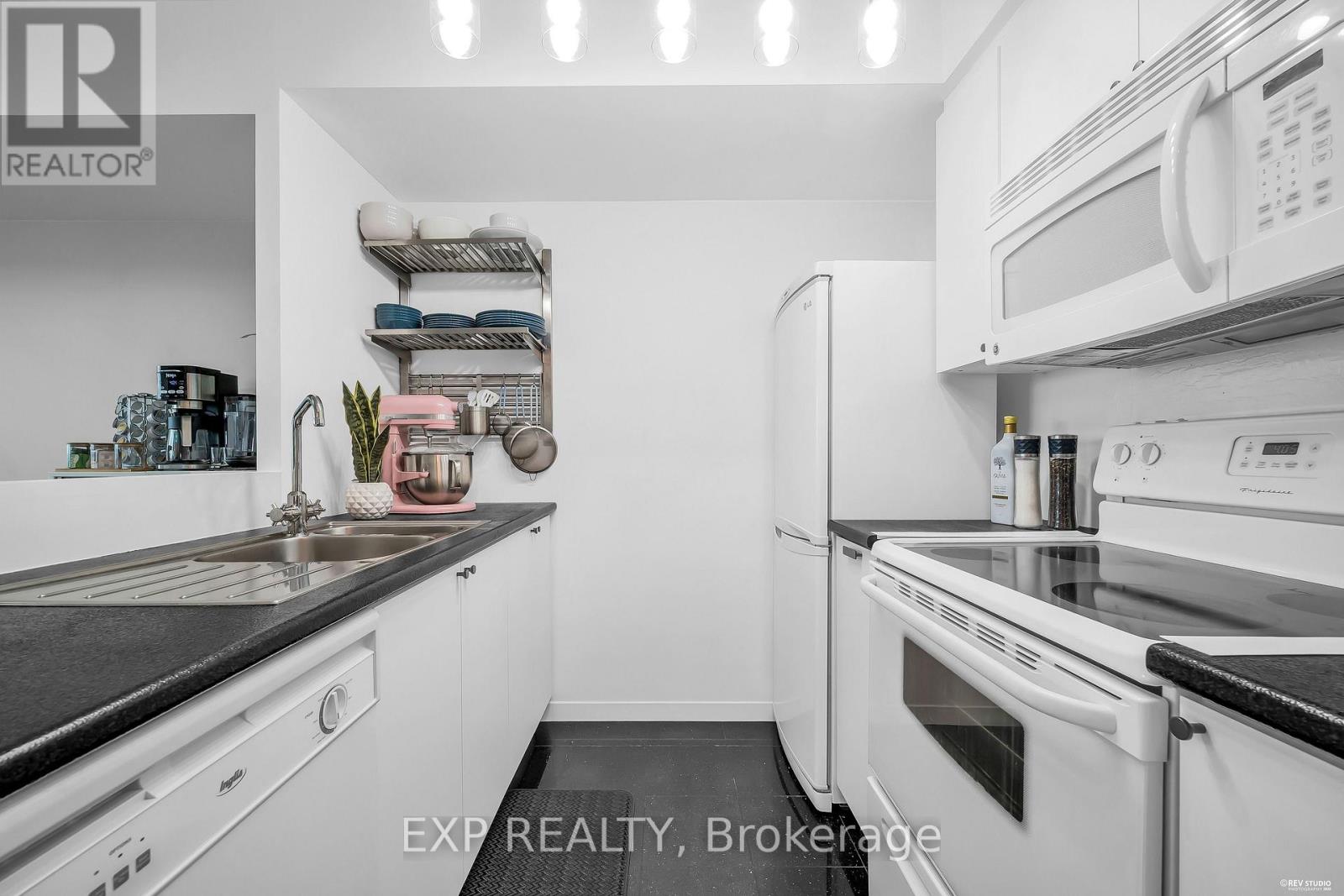 #1016 8 LEE CENTRE DRIVE N - 15