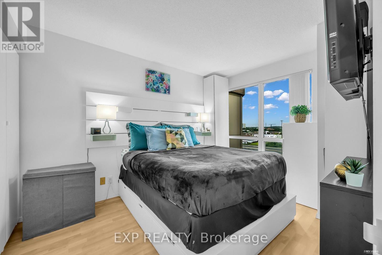 #1016 8 LEE CENTRE DRIVE N - 17