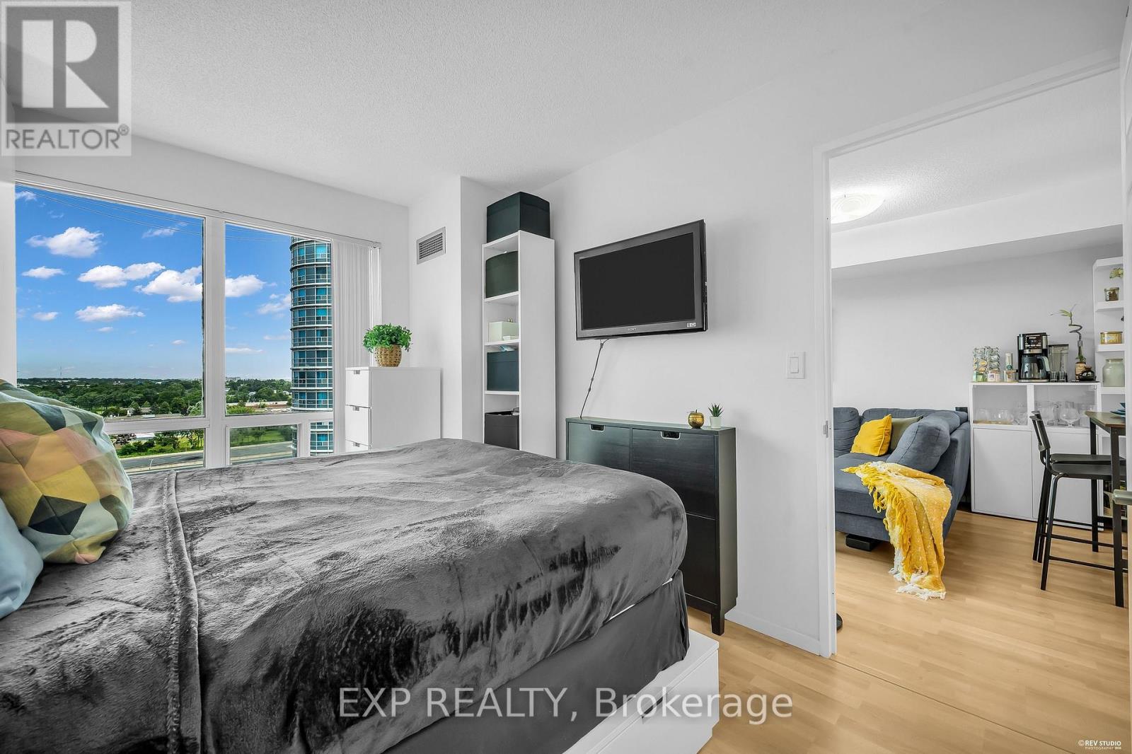 #1016 8 LEE CENTRE DRIVE N - 18