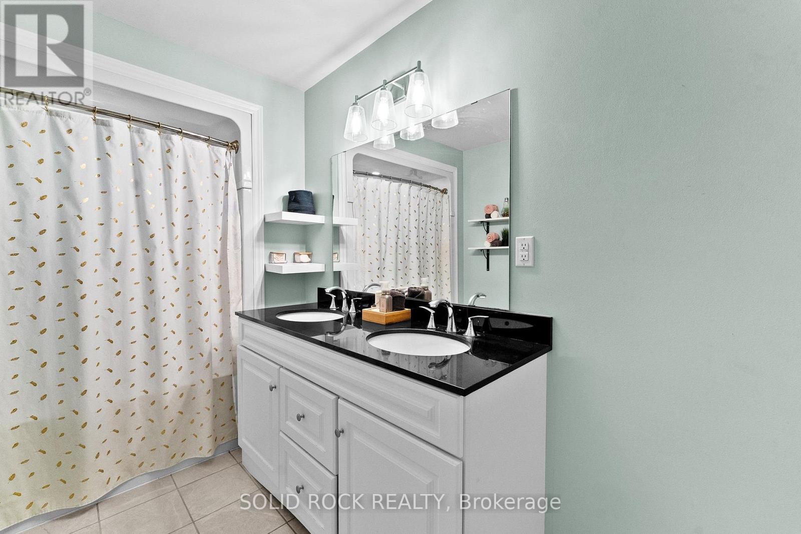 708 MCKENZIE AVENUE - Image 24