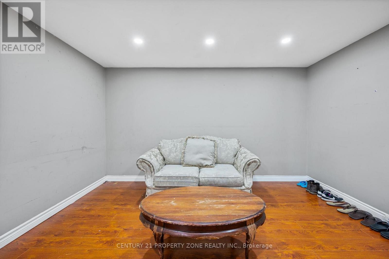 25 CHATSWORTH DRIVE - 32