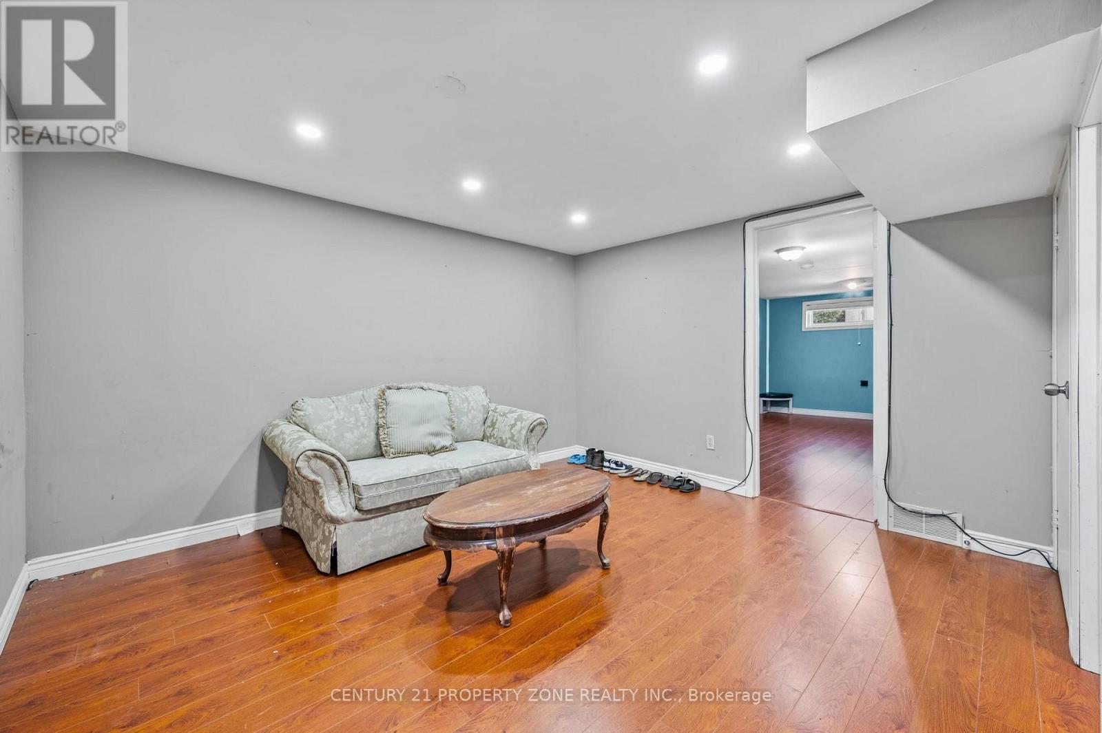 25 CHATSWORTH DRIVE - 33