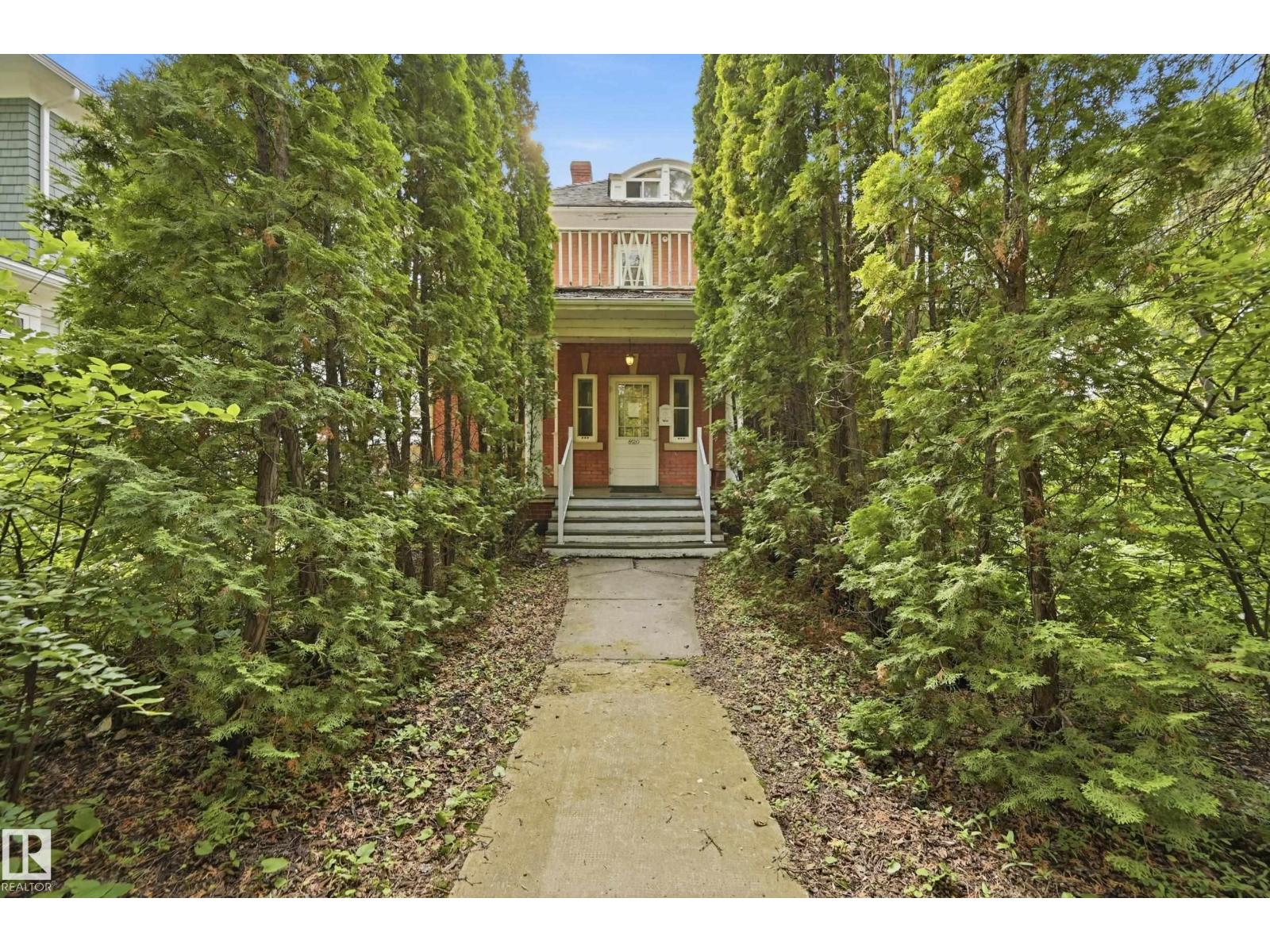 8520 104 ST NW - 1