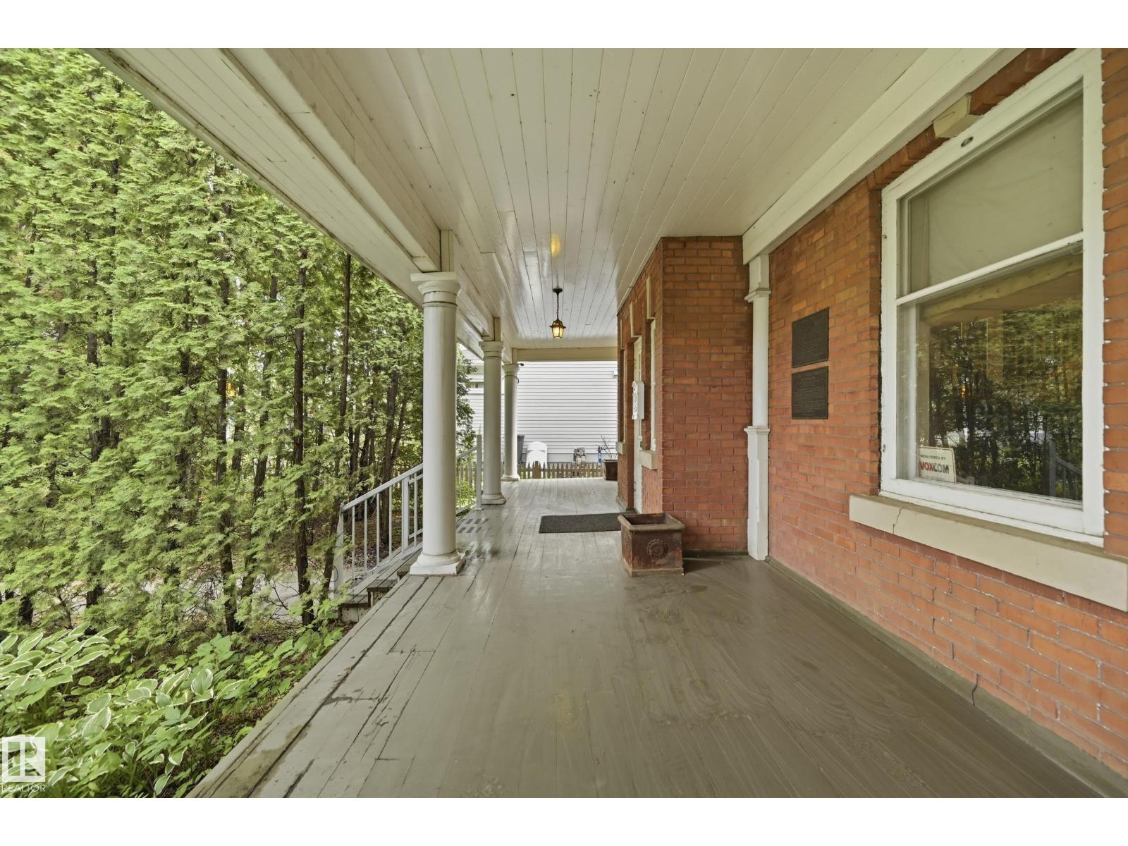8520 104 ST NW - 10