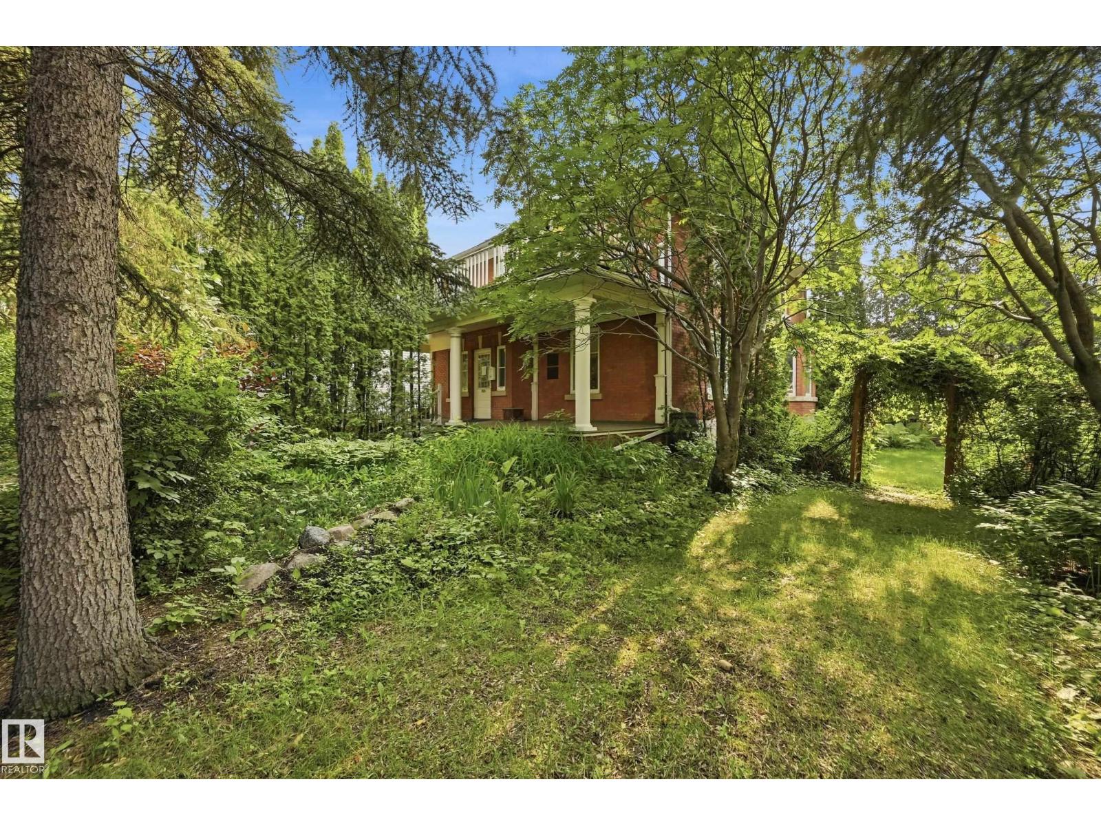 8520 104 ST NW - 13