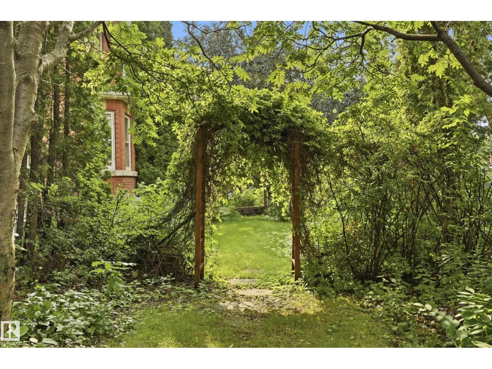 8520 104 ST NW - 15