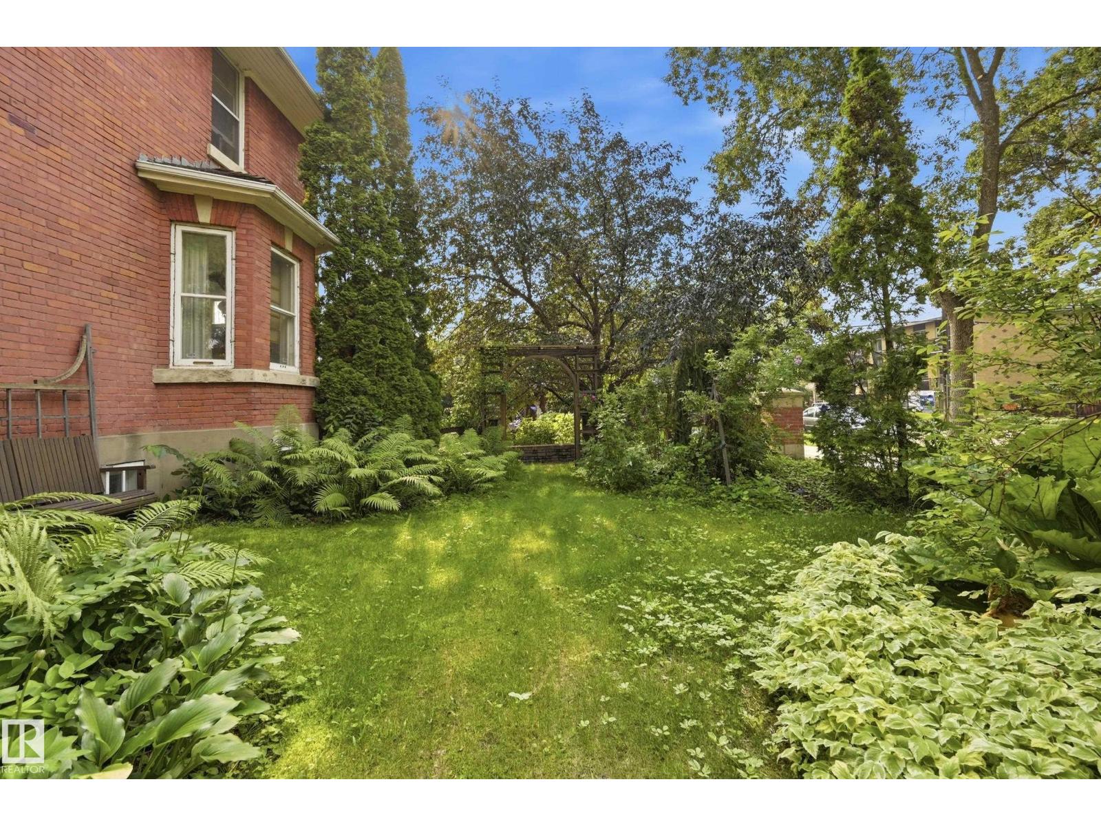 8520 104 ST NW - 16