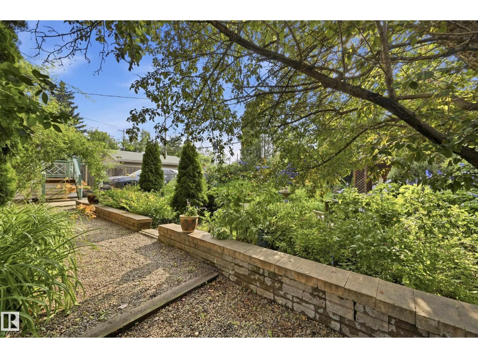 8520 104 ST NW - 17