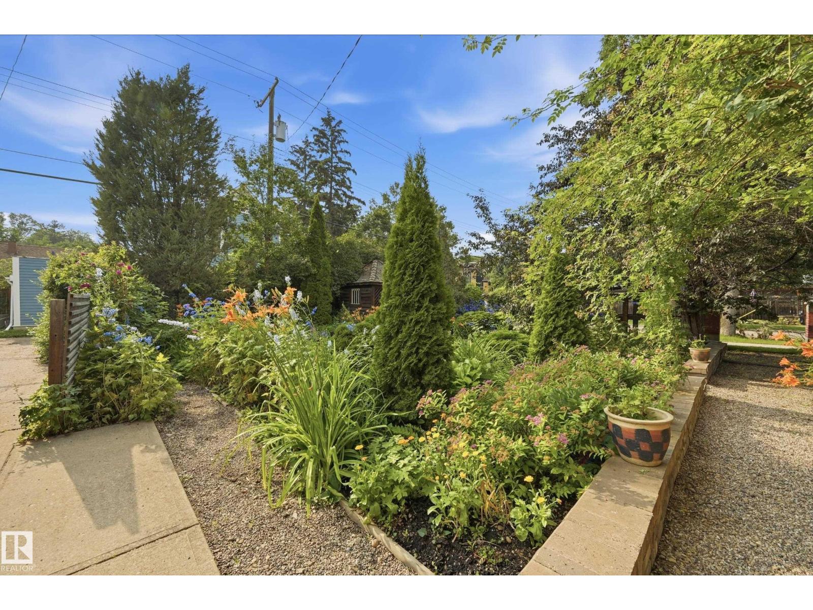 8520 104 ST NW - 18
