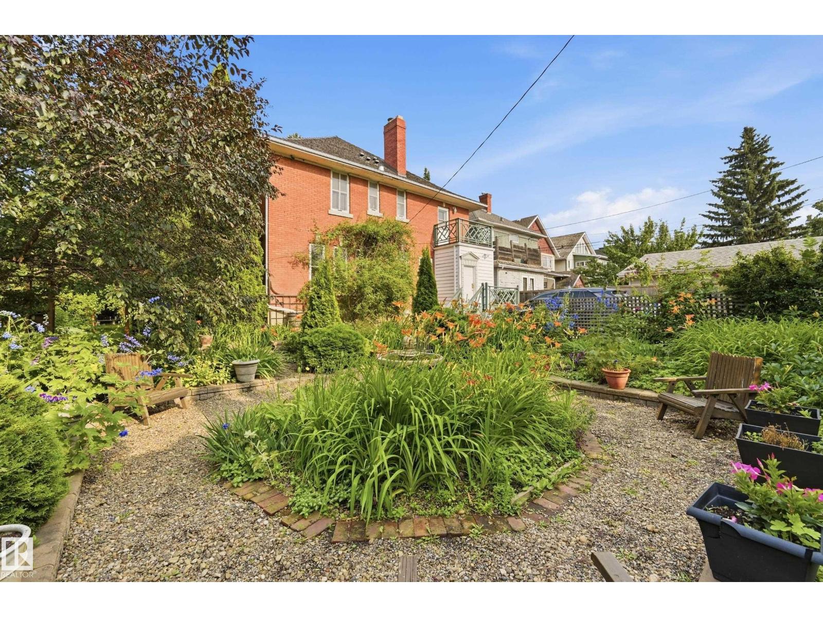 8520 104 ST NW - 20