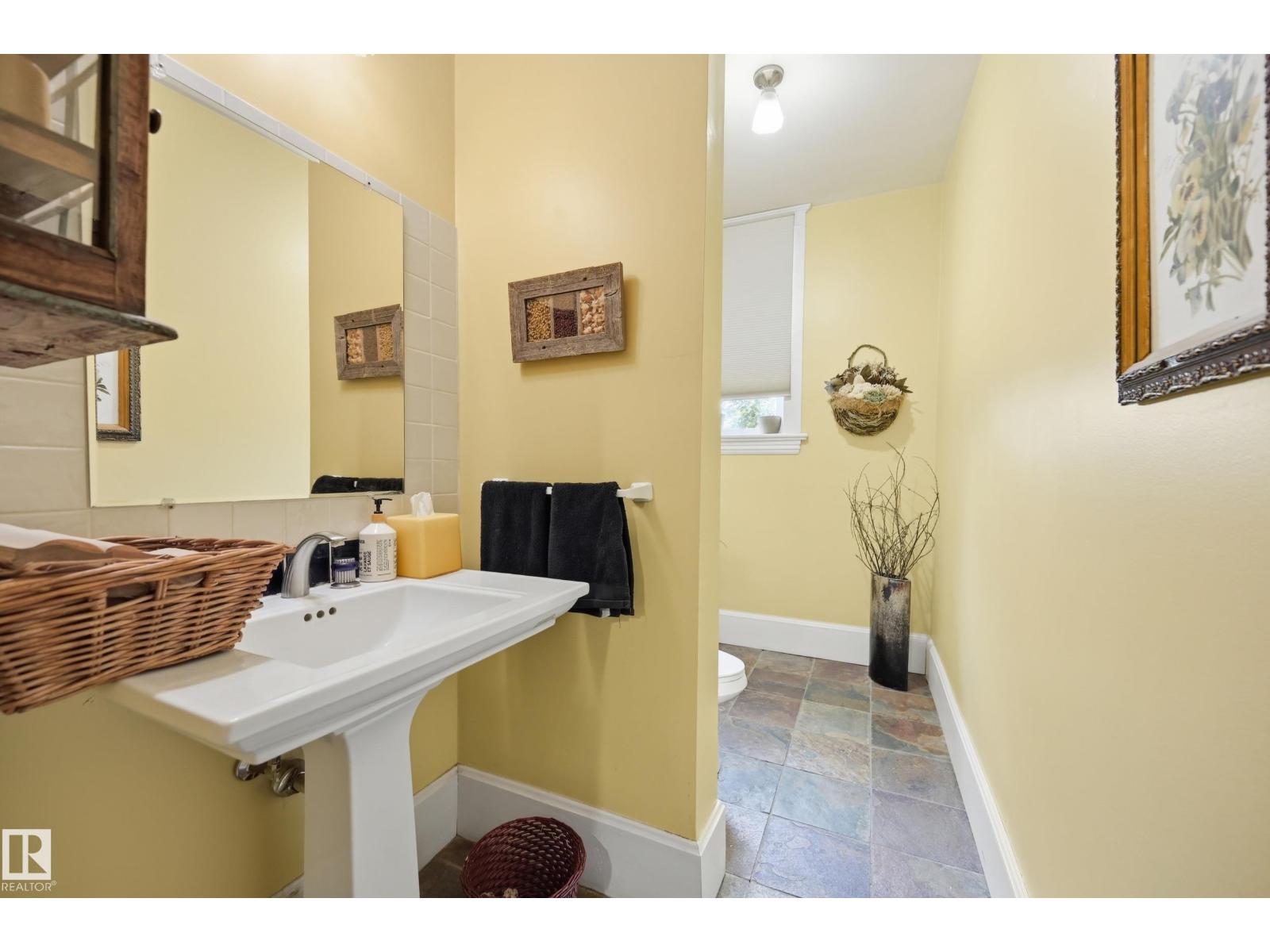 8520 104 ST NW - 32