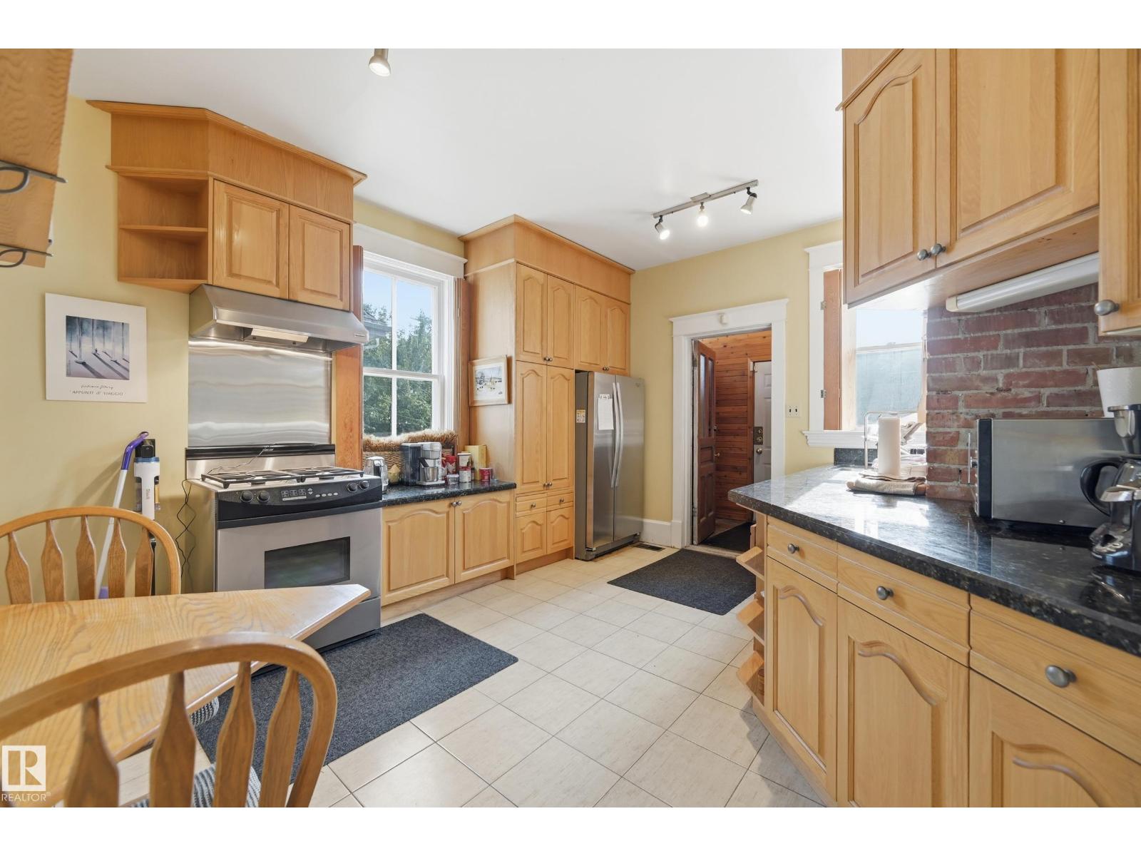 8520 104 ST NW - 34