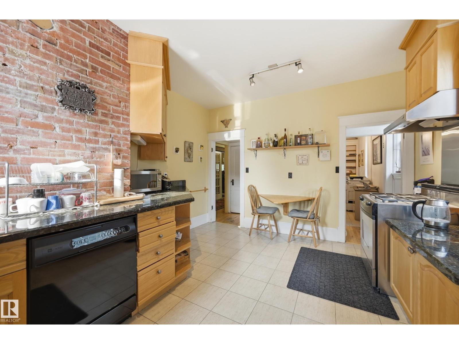 8520 104 ST NW - 35