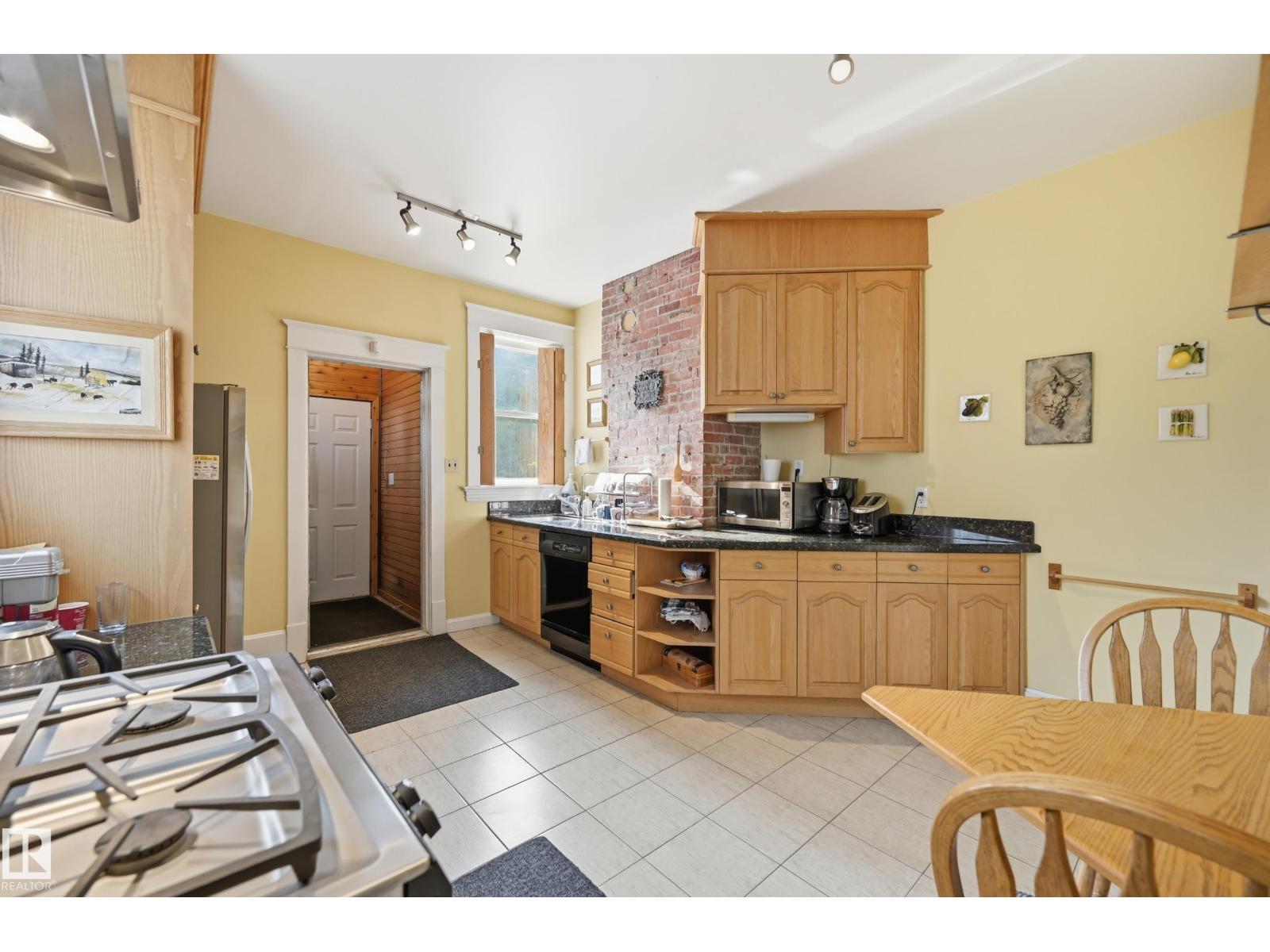 8520 104 ST NW - 36