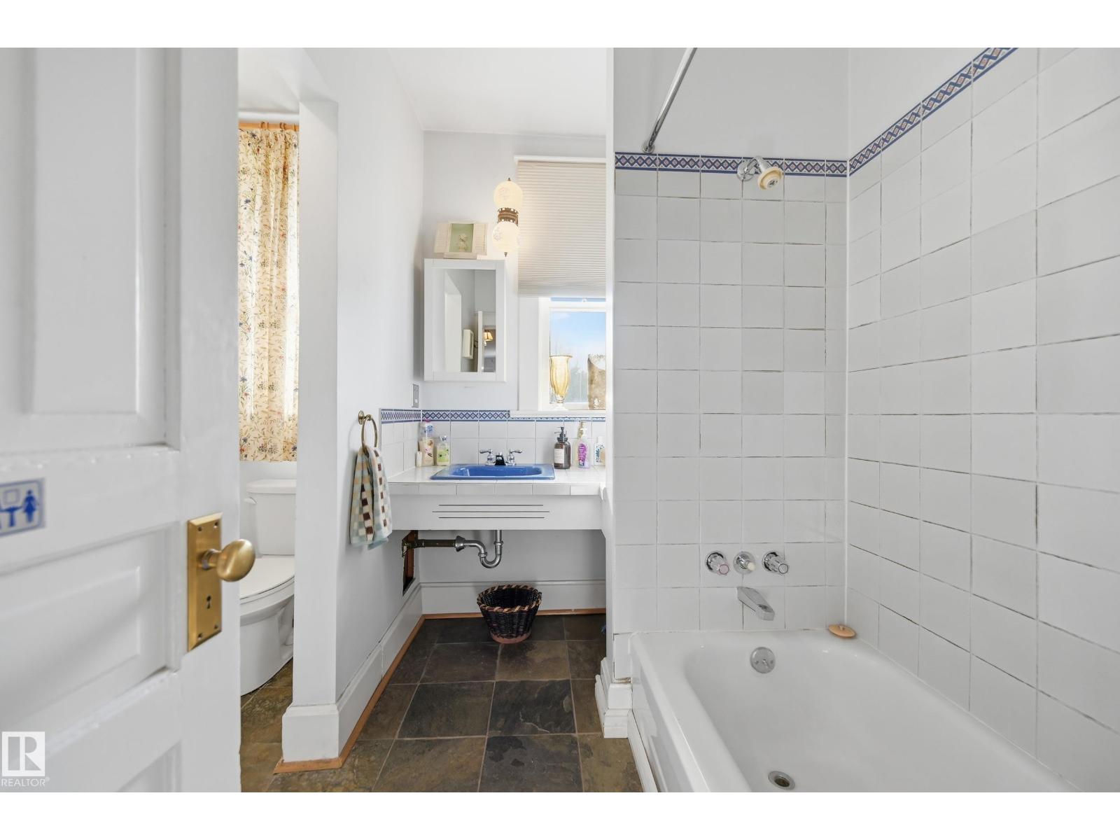 8520 104 ST NW - 42