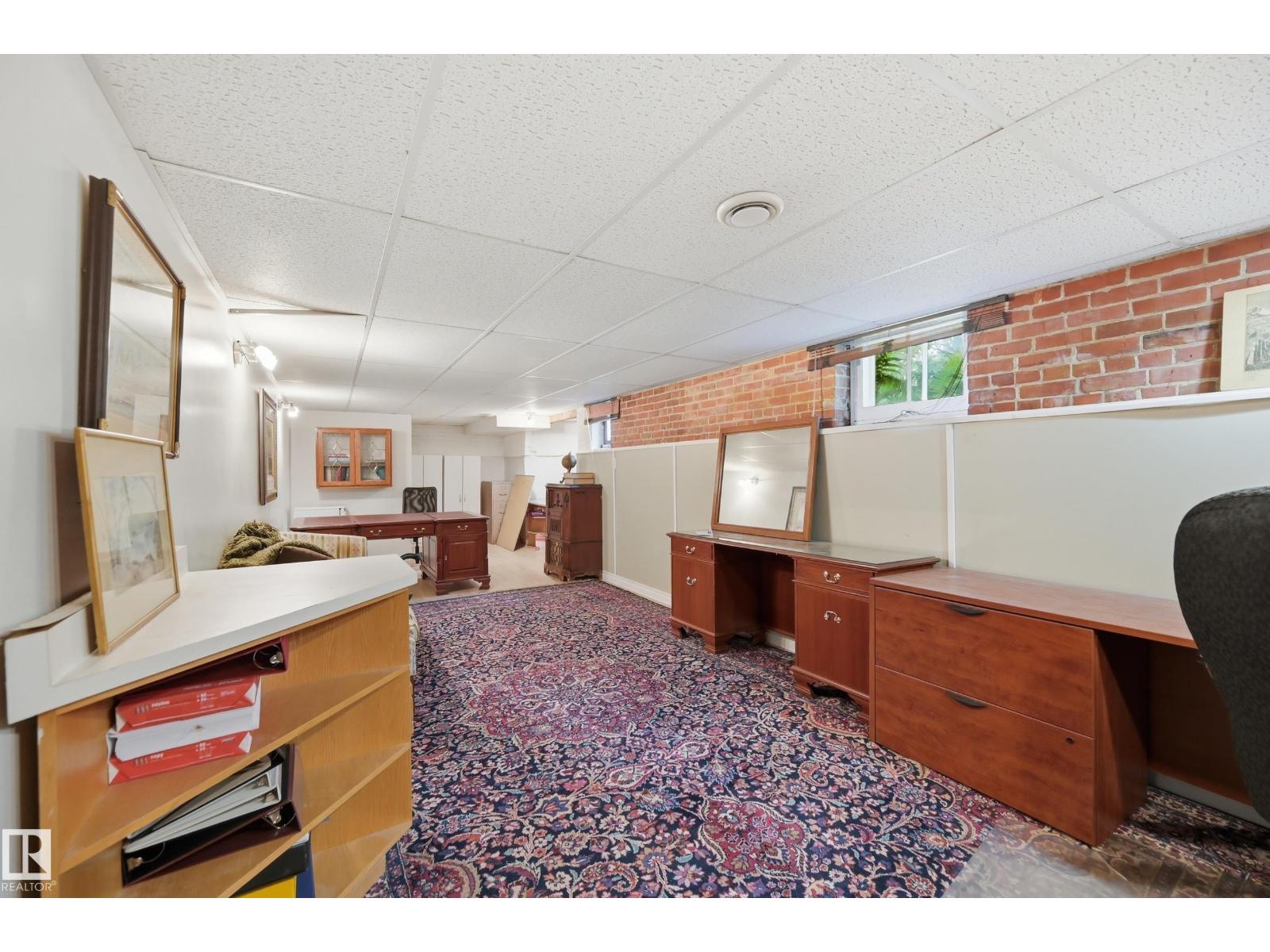 8520 104 ST NW - 55