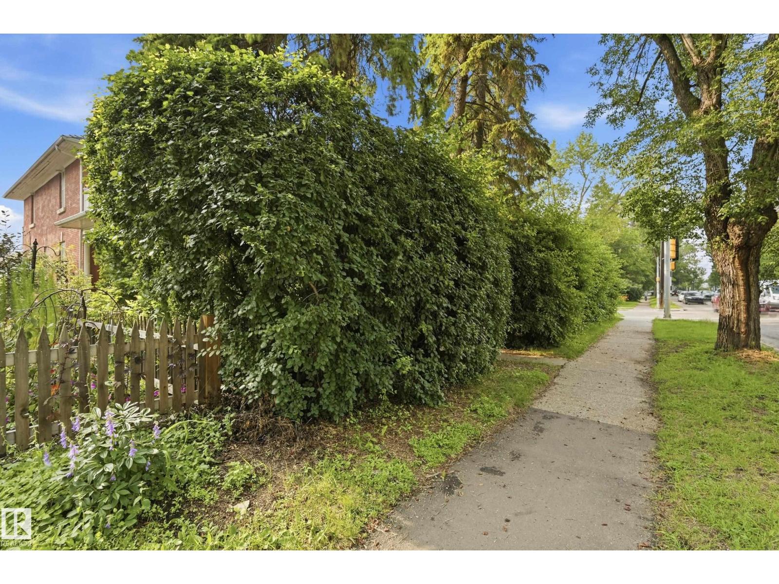 8520 104 ST NW - 9