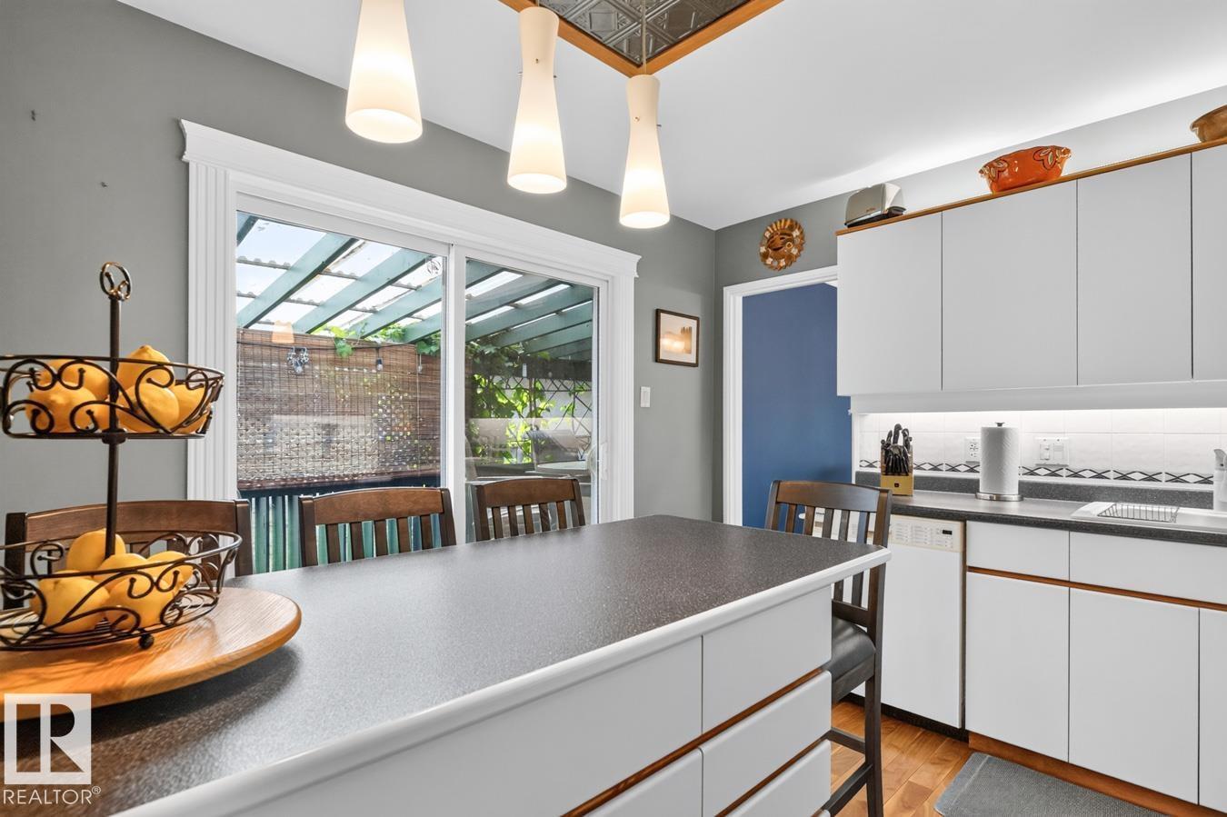 7607 75 AV NW - 11