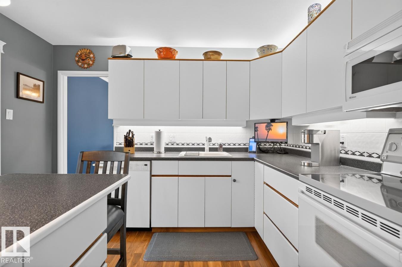 7607 75 AV NW - 12