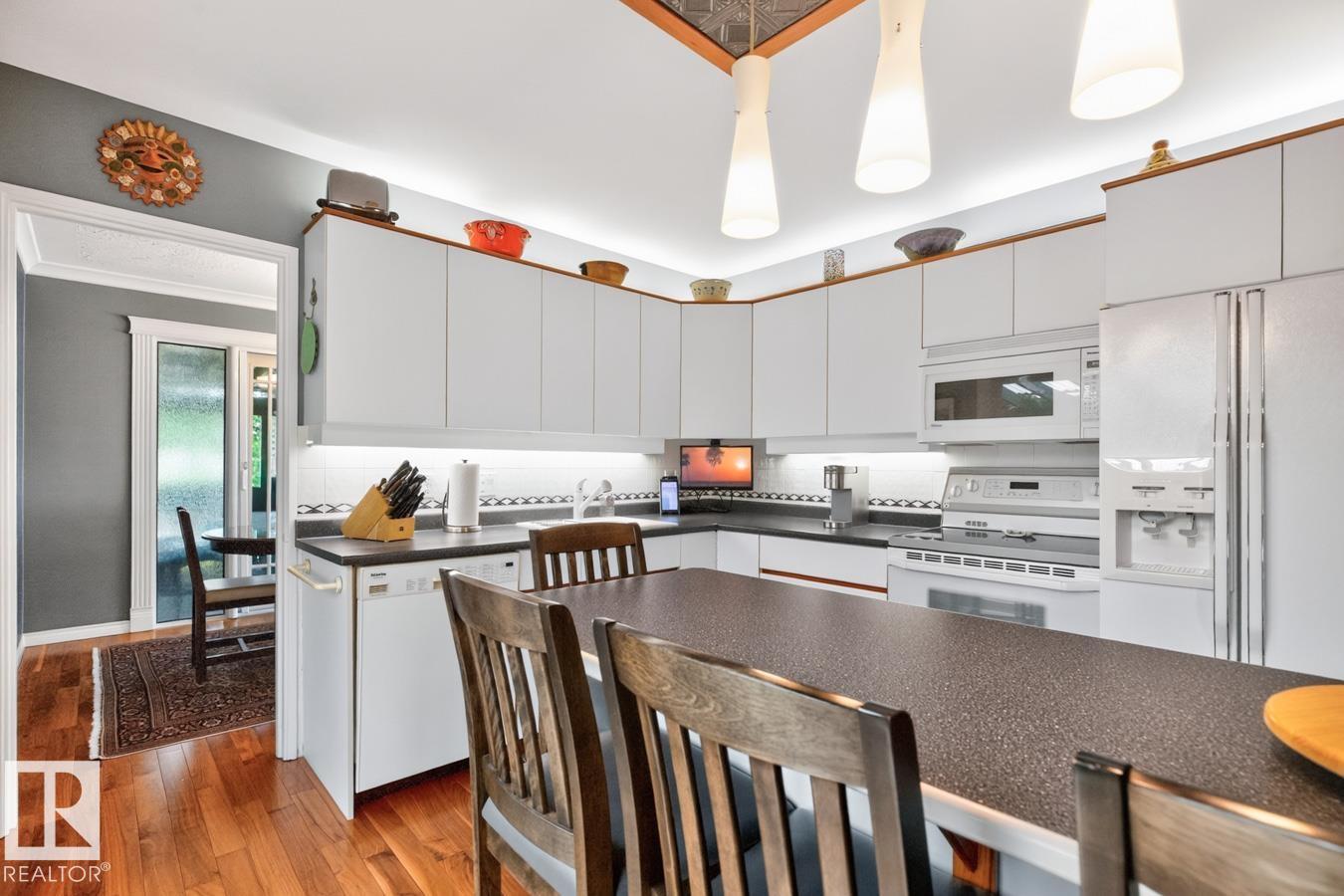7607 75 AV NW - 14