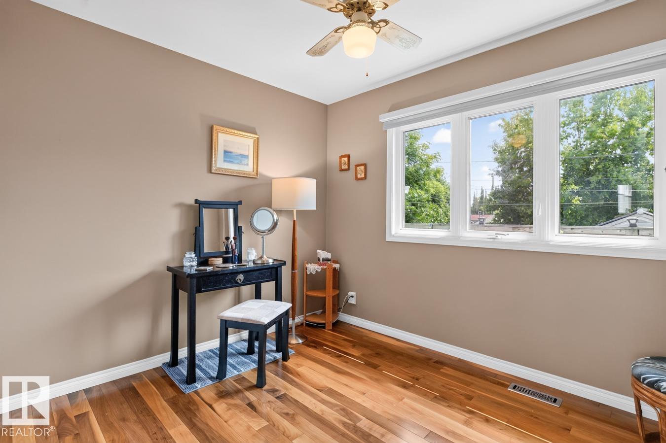 7607 75 AV NW - 21