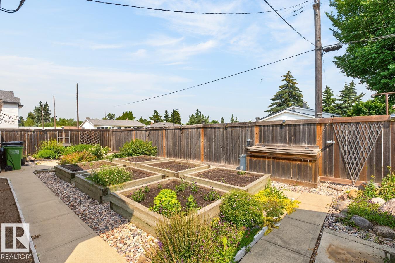 7607 75 AV NW - 38