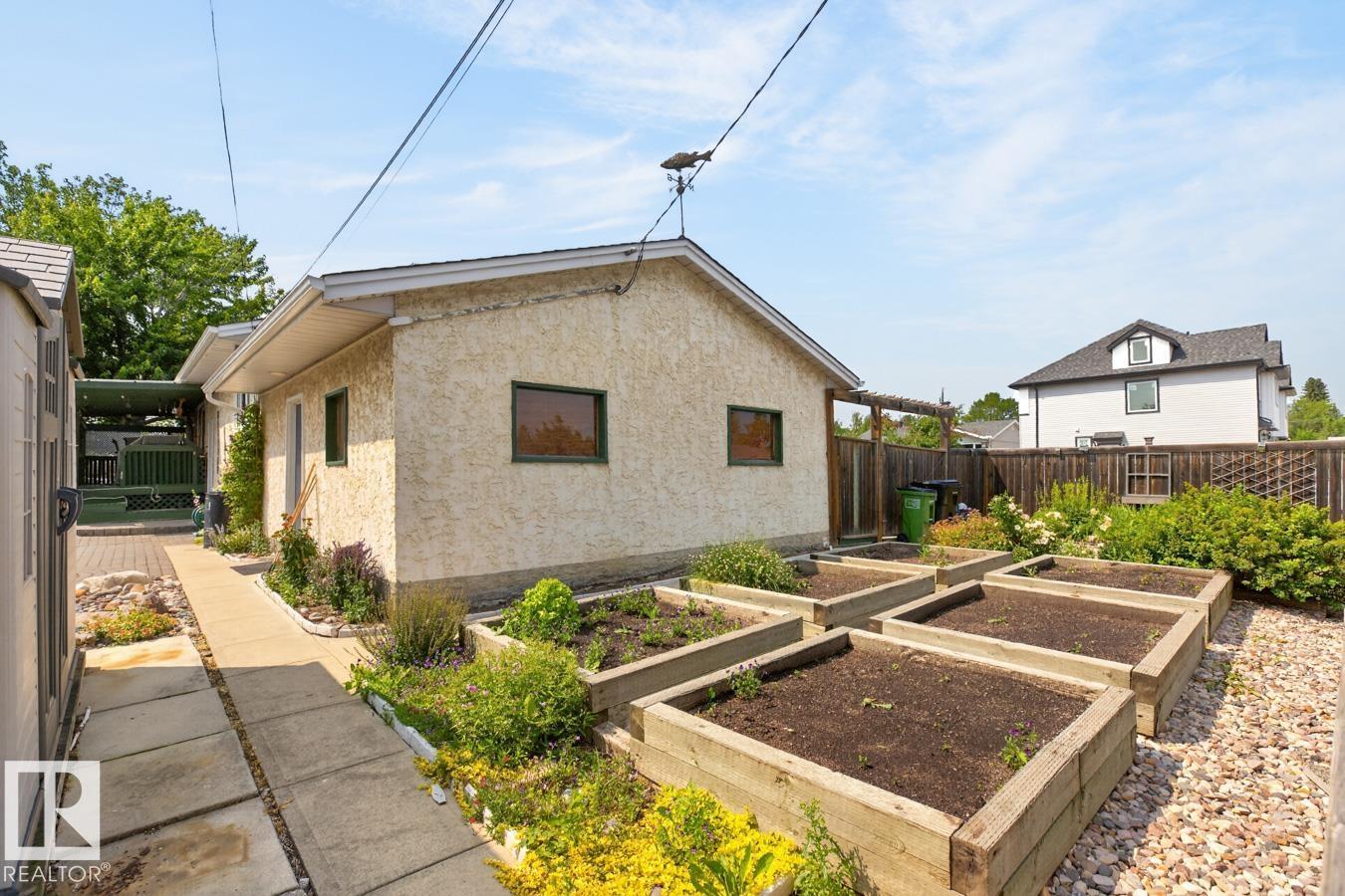7607 75 AV NW - 39