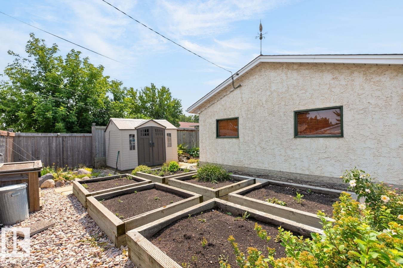 7607 75 AV NW - 40