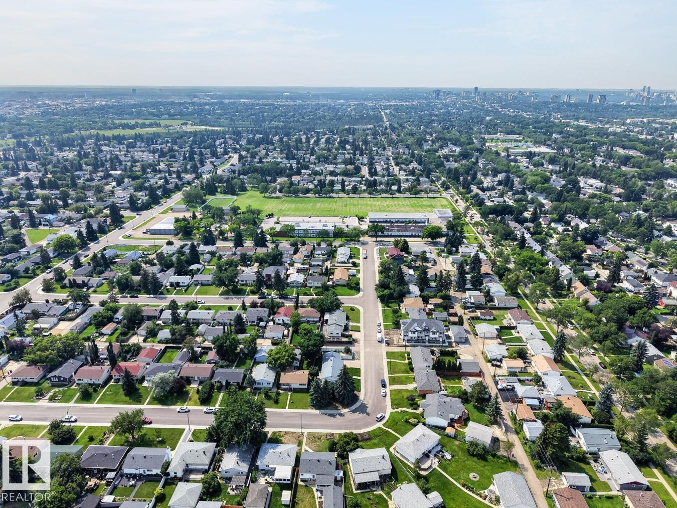 7607 75 AV NW - 50